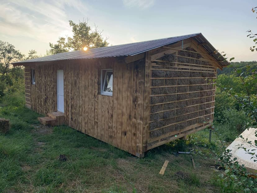 Tiny House with visible straw insulation